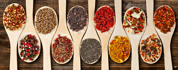 用木勺混合各种香料香料和调味料放在破旧的木板上。凑成一堆。图片下载