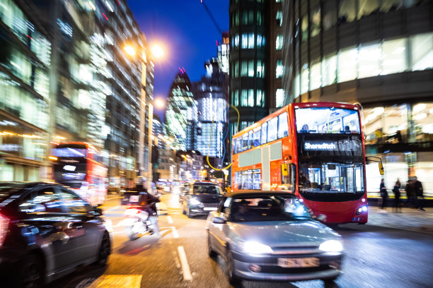 伦敦典型的红色双层巴士在夜色中模糊地移动着图片下载
