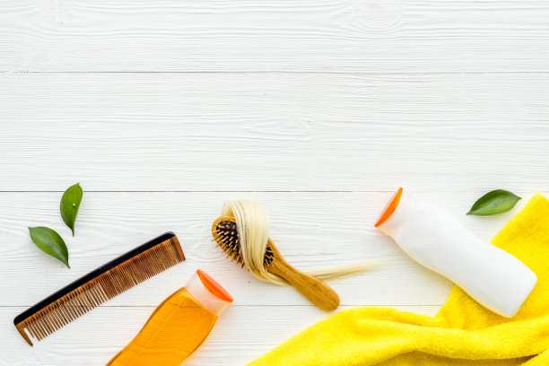 用梳子和洗发水护理头发的化妆品，俯视图图片下载