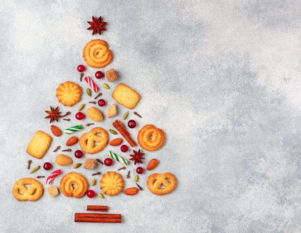 烹饪背景的糖饼干，杏仁和香料的形式的圣诞树。美味的饼干，肉桂小豆蔻，丁香，八角，新鲜的浆果蔓越橘和焦糖在灰色的混凝土表面。本空间图片下载