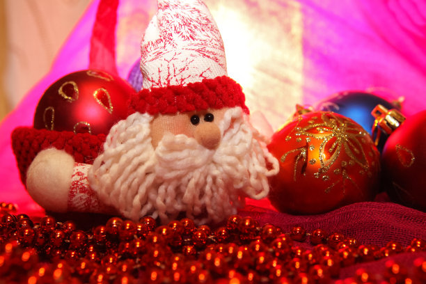 圣诞作文圣诞老人或地精的形式，在圣诞树上的玩具，球和装饰品。节日气氛概念与调校。侧视图。水平格式图片下载