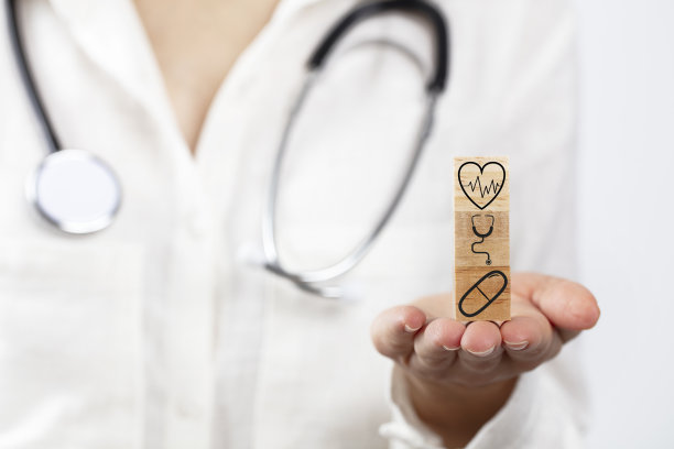 医疗保健和医学概念上的木方医生的手健康图标。健康保险的概念。图片下载