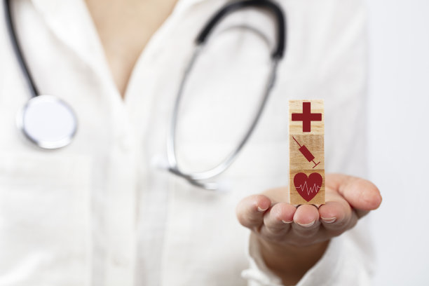 医疗保健和医学概念上的木方医生的手健康图标。健康保险的概念。图片下载