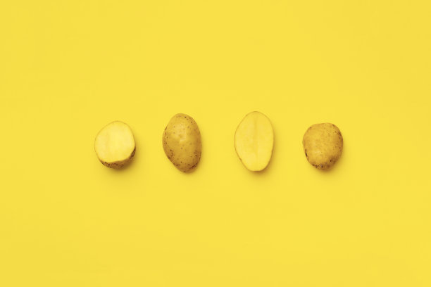 俯视图新鲜的生土豆，简单的设计与复制空间图片下载