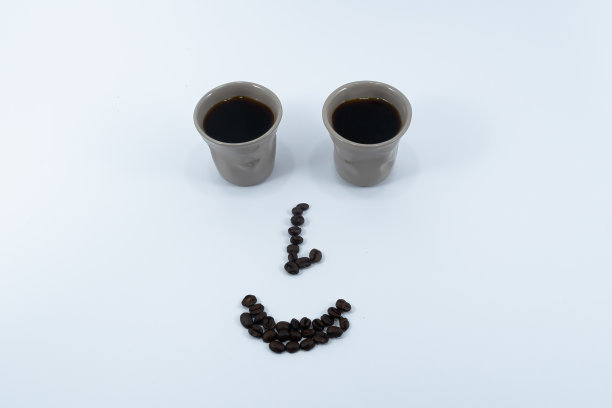 用咖啡杯和豆子做成的笑脸图片下载