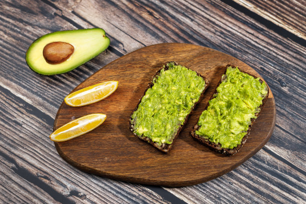 牛油果酱涂在带种子的黑麦面包上。图片下载