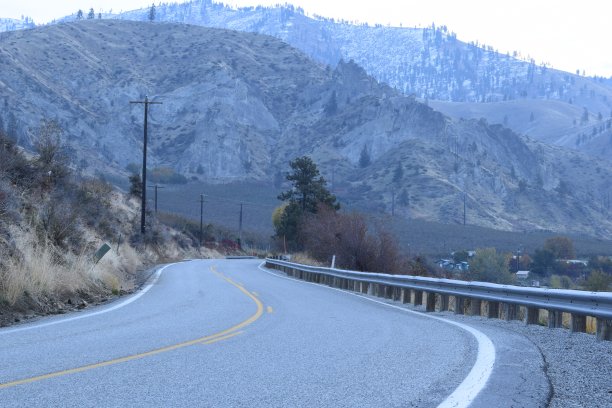 靠近大山的蜿蜒乡村公路的低角度视图图片下载