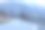 靠近大山的蜿蜒乡村公路的低角度视图图片下载