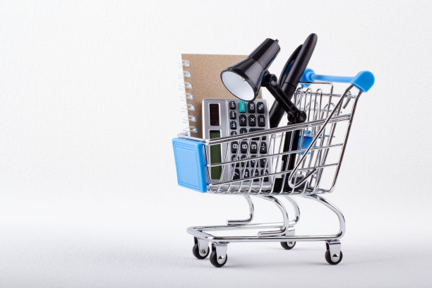 装有计算器、记事本和办公用品的购物车。工作场所的组织。商业和财务概念。图片下载