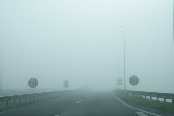 道路能见度差，路途危险图片下载