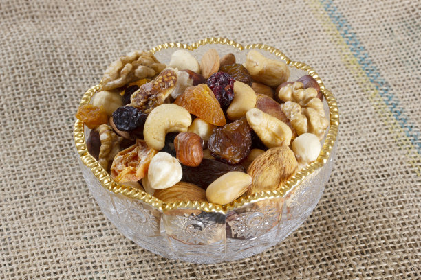在玻璃盘子里混合坚果。健康天然的营养。腰果，杏仁，榛子，无花果，核桃，杏，葡萄干，蓝莓。图片下载