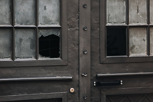 旧金属棕色入口，玻璃破碎。盗窃的概念，侵犯私有财产权。特写镜头。图片下载