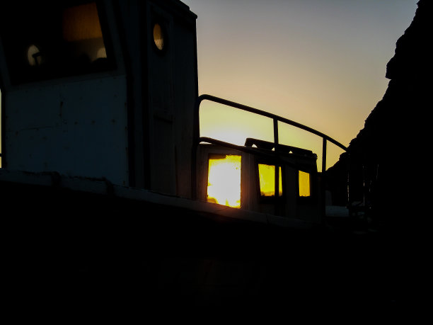 夕阳下小船的剪影图片下载