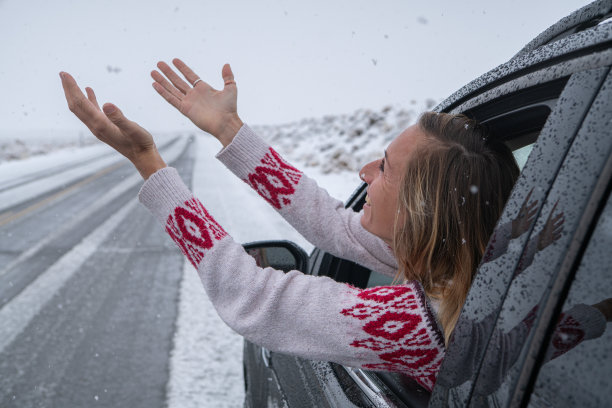 车里的女人伸手去摸雪图片下载