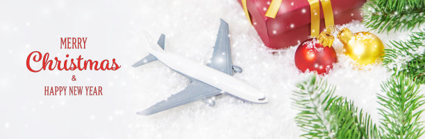 美丽的圣诞背景与飞机。圣诞节和新年的旅游概念。有选择性的重点。假期。图片下载