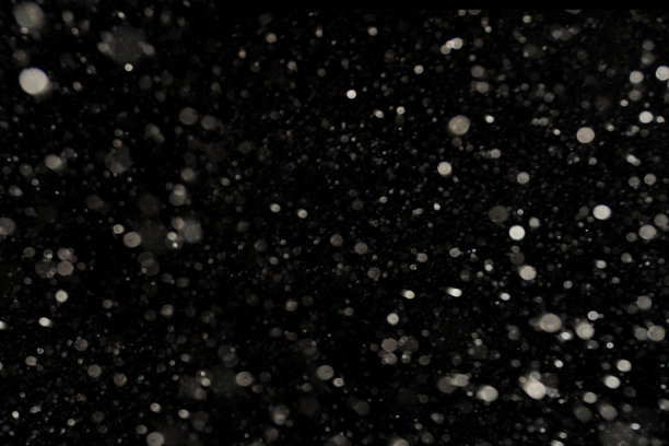 落下的雪在黑色的背景图片下载