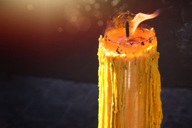 从佛教寺庙中点燃的蜡烛图片下载