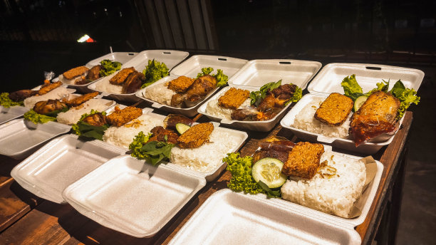 桌上盘子里食物的特写镜头图片下载