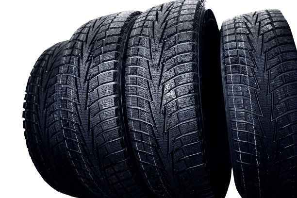 汽车轮胎堆在白色的背景上图片下载