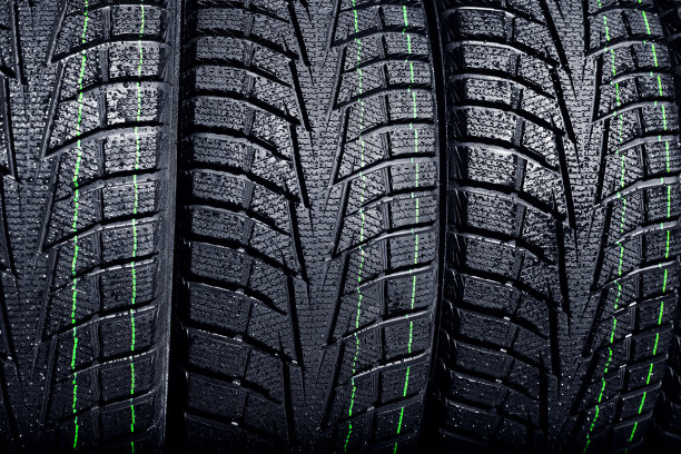 特写镜头的汽车轮胎上的黑色背景图片下载