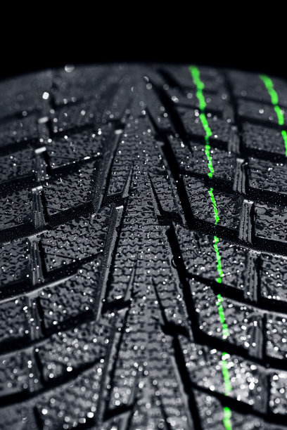 特写镜头的汽车轮胎上的黑色背景图片下载