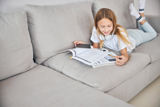 女学生正在修改抄写本上的单词图片下载