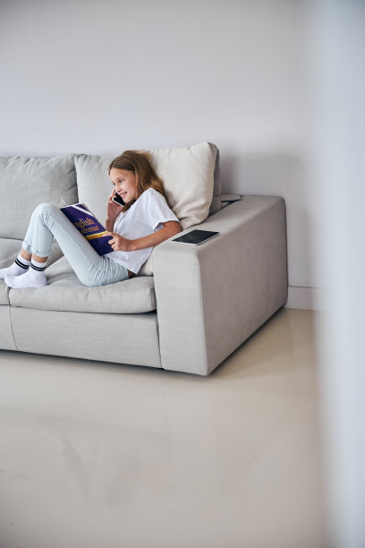 十几岁的女孩通过手机和朋友交流图片下载