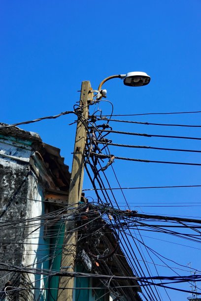 电线杆城市繁忙电缆线路图片下载
