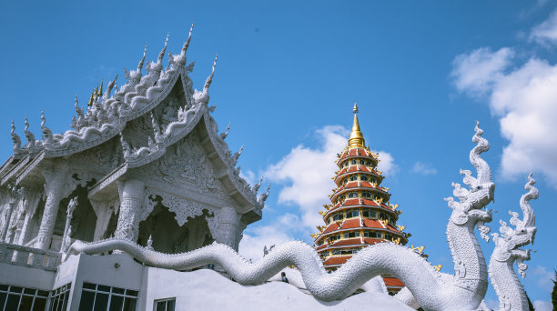 在泰国清迈省清莱，华Pla康寺，白色的大佛和龙图片下载