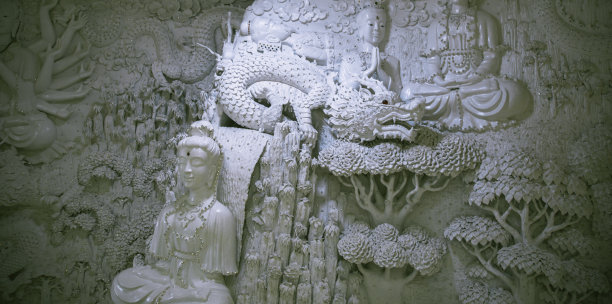 在泰国清迈省清莱，华Pla康寺，白色的大佛和龙图片下载