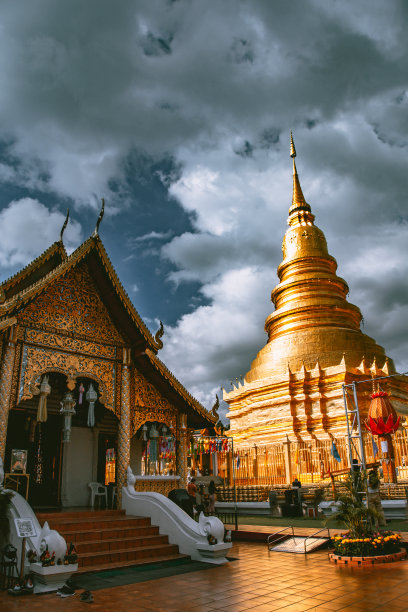 在泰国清迈的兰蓬灯节期间，Wat Haripunchai Woramahawihan寺庙图片下载