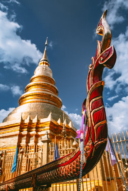 在泰国清迈的兰蓬灯节期间，Wat Haripunchai Woramahawihan寺庙图片下载