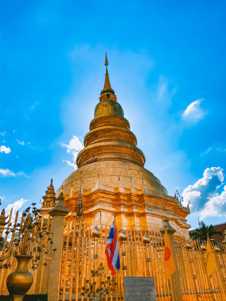 在泰国清迈的兰蓬灯节期间，Wat Haripunchai Woramahawihan寺庙图片下载