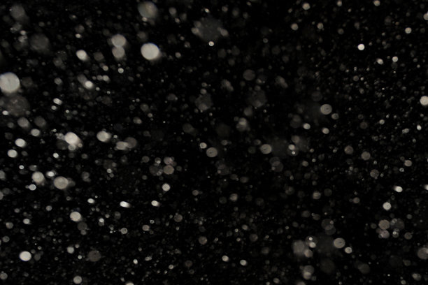 落下的雪在黑色的背景图片下载