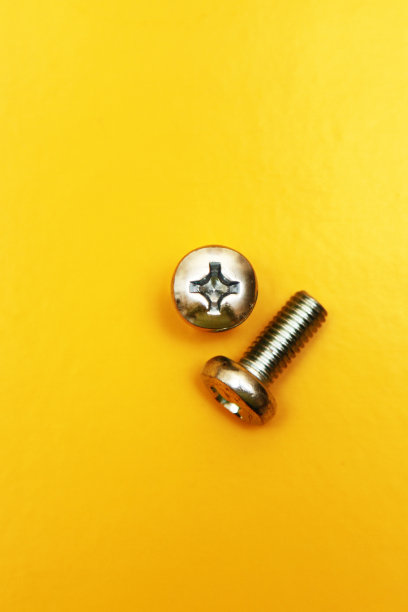 黄色背景的两个六角头螺栓图片下载