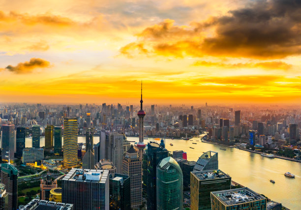 鸟瞰日落时分的上海天际线和城市景观。图片下载