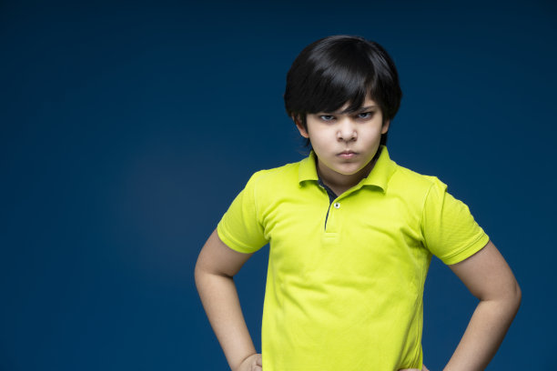 男孩在蓝色背景-股票照片图片下载