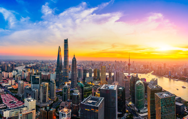 鸟瞰日落时分的上海天际线和城市景观。图片下载