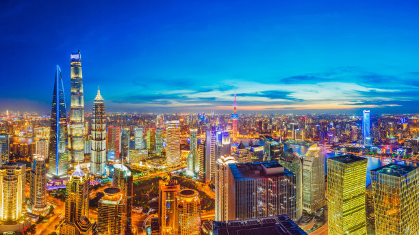 夜景鸟瞰图上海的天际线和城市景观。图片下载