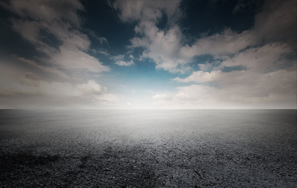 深色的混凝土跑道地面和暗淡的地平线。图片下载