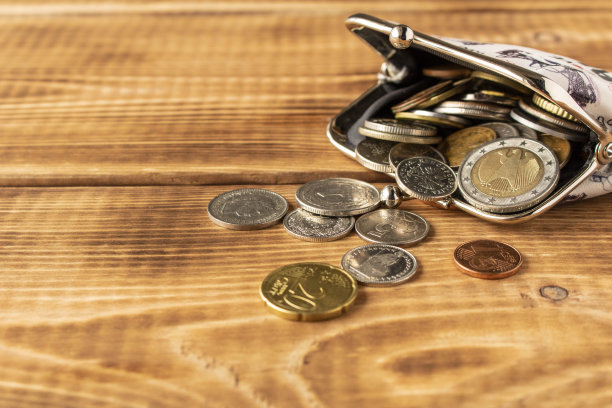 木桌上放着硬币的钱包。关闭了。有选择性的重点。贫穷的概念。图片下载