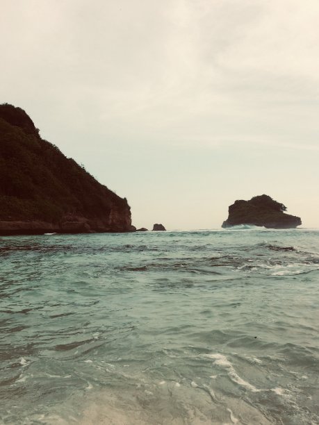 海浪鸟瞰图。水的背景。-印度尼西亚果阿因达海滩。图片下载