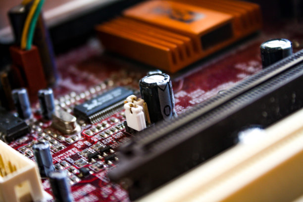 旧电脑中的电子电路图片下载