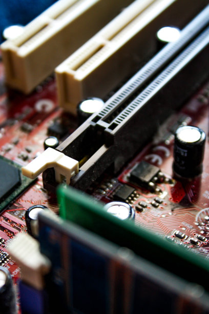 旧电脑中的电子电路图片下载