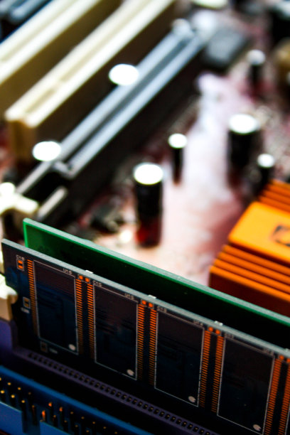 旧电脑中的电子电路图片下载