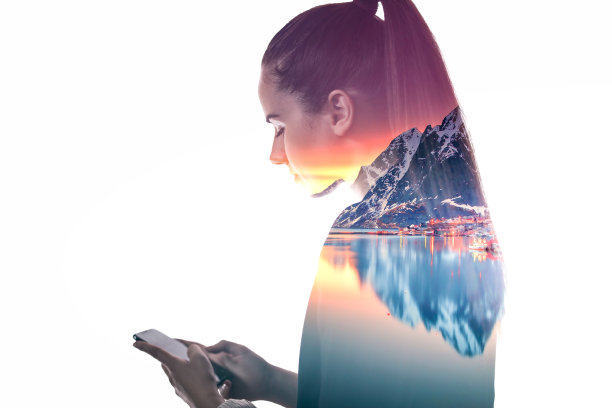 日落时分的女人和山景的双重曝光图片下载