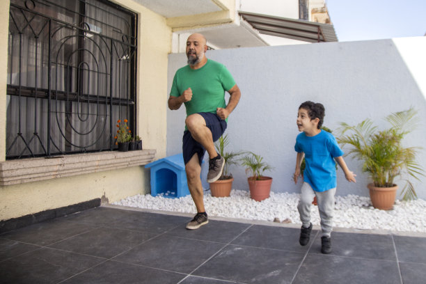 父亲和儿子在院子里锻炼图片下载