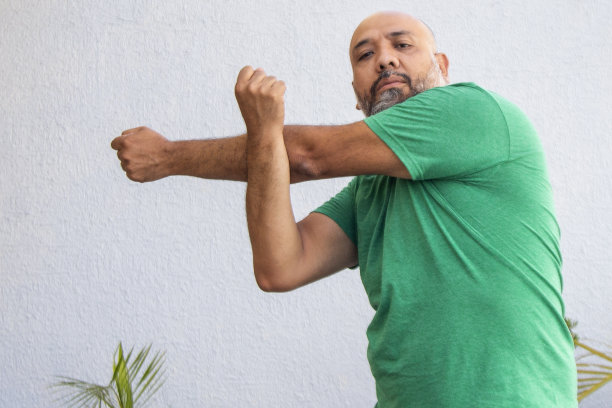 父亲在院子里锻炼图片下载