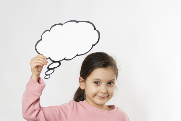 抱着思想泡泡的小女孩图片下载