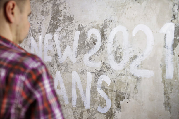 父亲和孩子们一起修补房间，拆下墙纸，计划着在墙上过新年图片下载